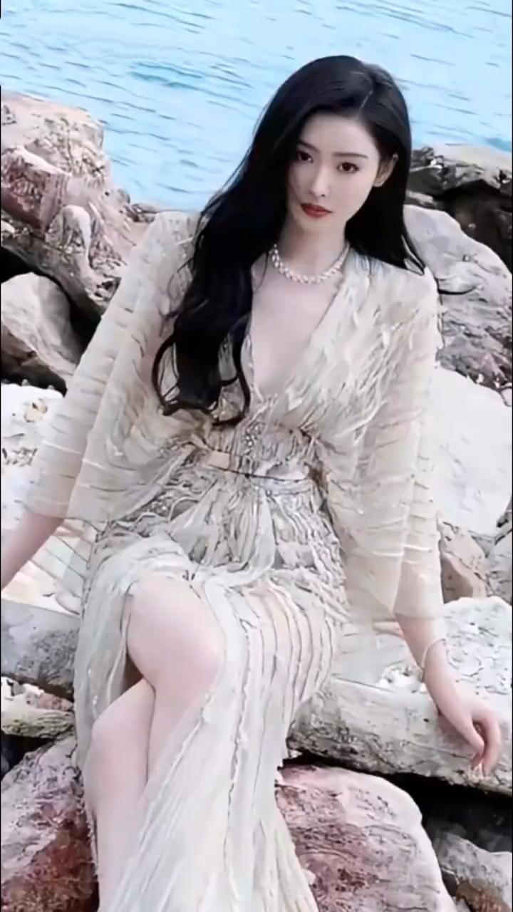 张天爱，香槟色深V抹胸纱裙，像童话里的美人鱼公主，美得灵动又自然[赞][赞][送
