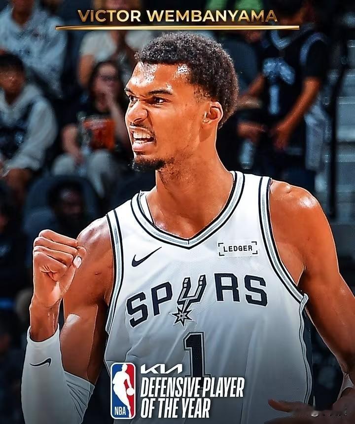 文班亚马全票当选最佳防守球员，是历史上获得该奖最年轻的球员。文班拿到所有第一选