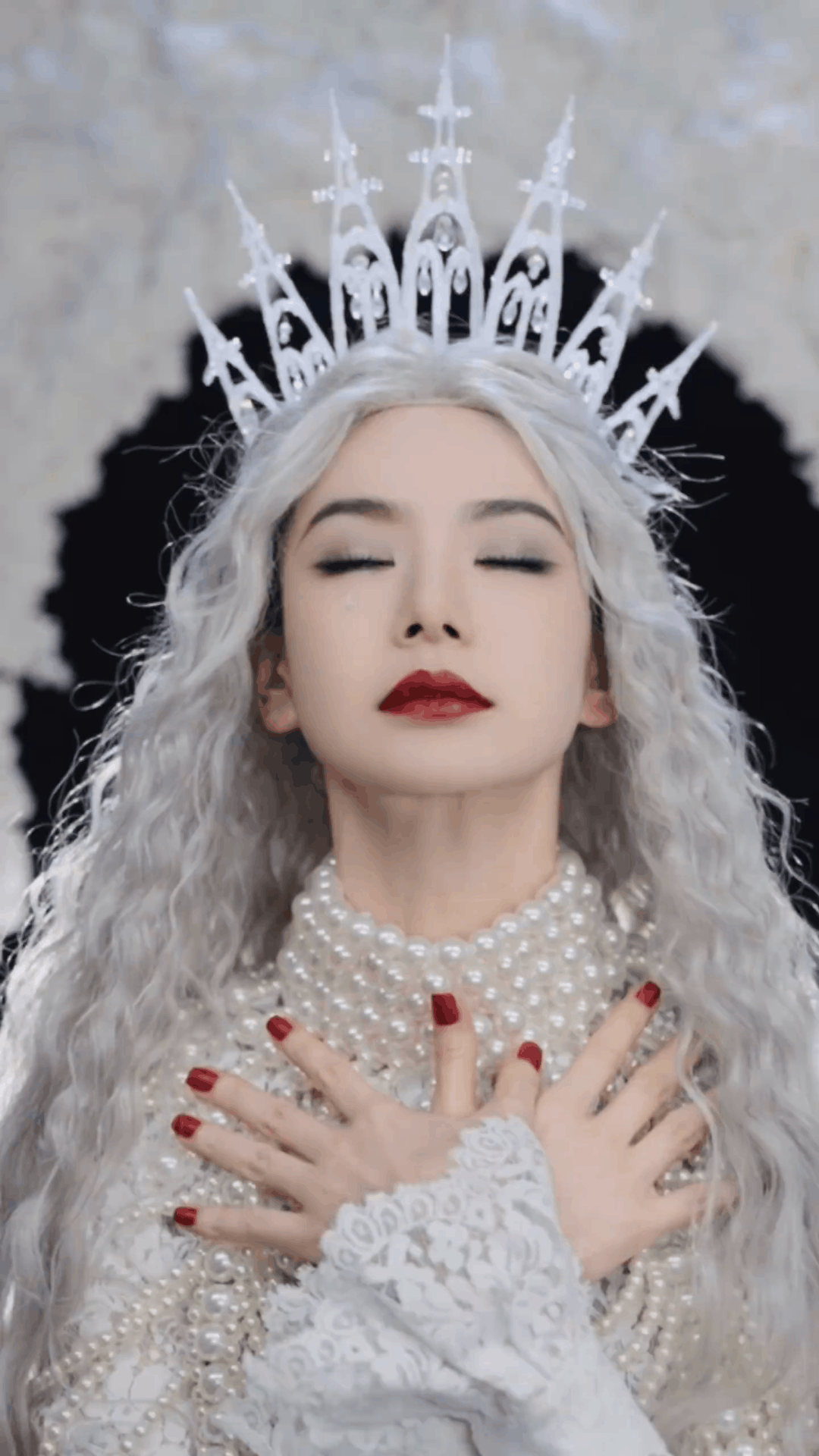 戚薇钓我易如反掌戚薇变装的时候，我感觉自己就像一只小蝴蝶，被她那芬芳的魅力所吸