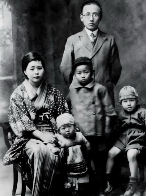 1916年，郭沫若在日本医院对护士佐藤富子一见钟情。佐藤富子为了和郭沫若在一起，