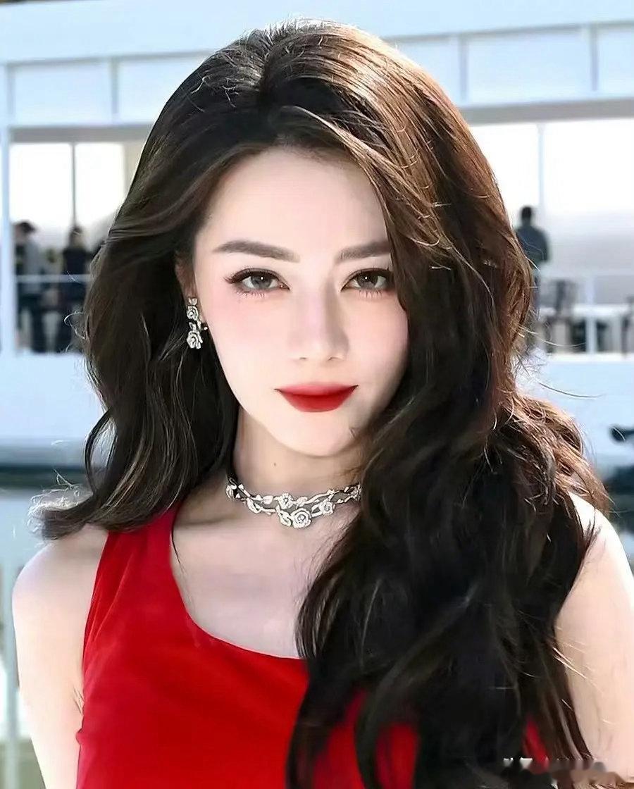 女明星里最让人搞不懂的就是迪丽热巴了明明长得漂亮，身材还那么好，但为什么就是没有