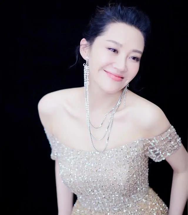 许晴的气质独一无二，少女感和成熟风情并存。许晴自带标志性的梨涡，有着柔和的鹅蛋