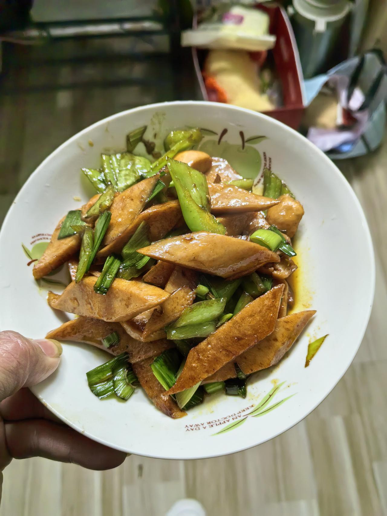 鱼杂牛杂火锅，是我最近特别想犒劳自己的一口。鱼杂鲜、牛杂香，汤底我用牛骨和鲫鱼吊