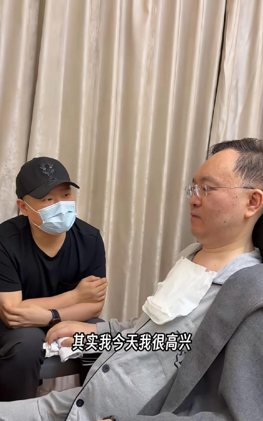 岳云鹏看望渐冻症的蔡磊，进门叫哥叫嫂子，教孩子打快板没架子！没错，这事儿这两