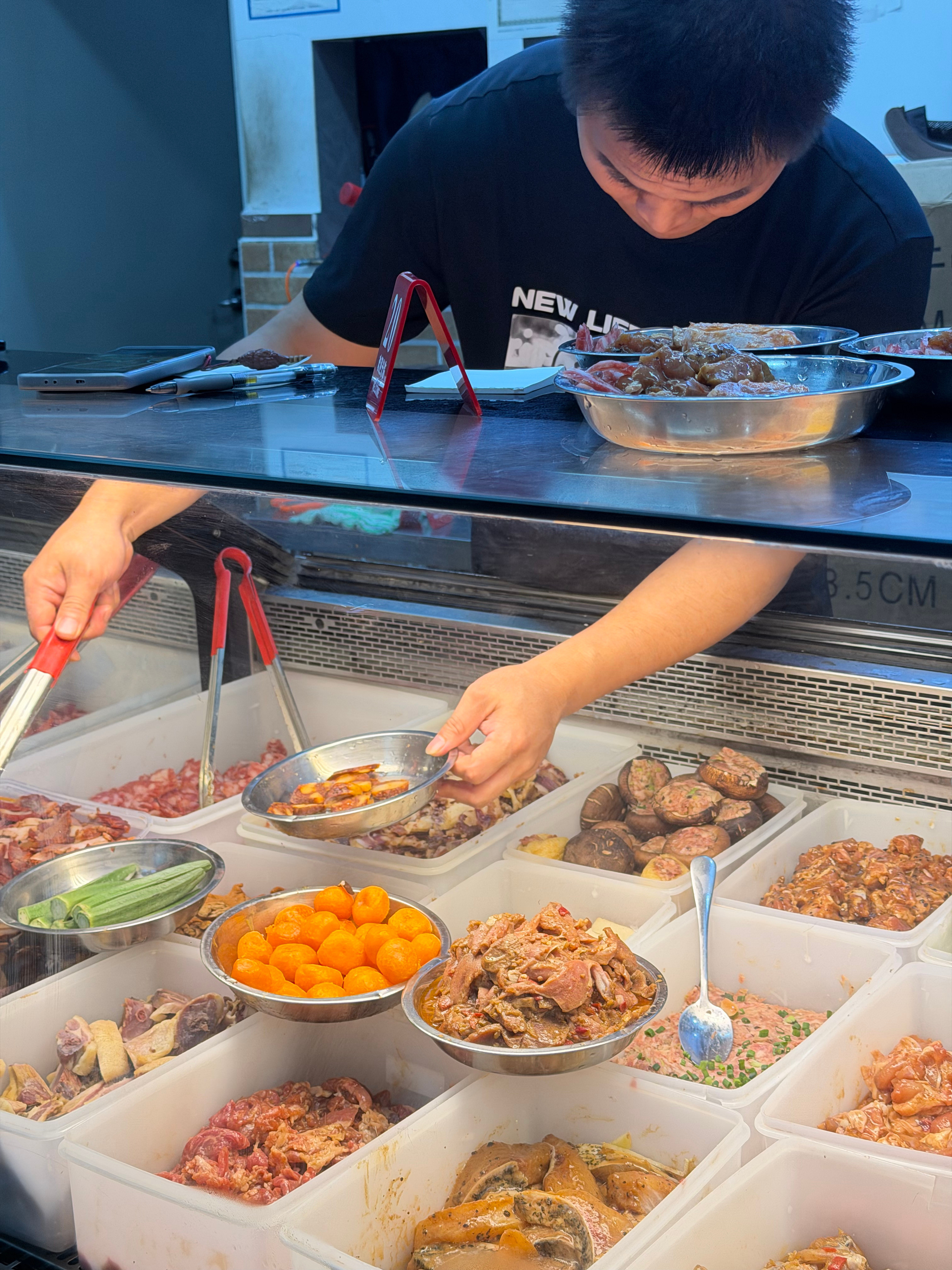 来吃煲仔饭，这家煲仔饭是自选样式，我还是第一次见这样的，这一份才19，真香[do