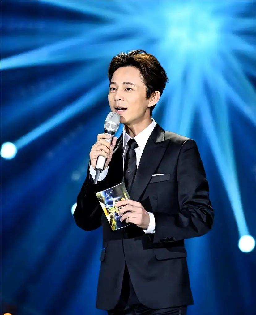 承认吧，多读书真的有用！不信你看何炅。《声鸣远扬》的直播现场，那英盯着选手67