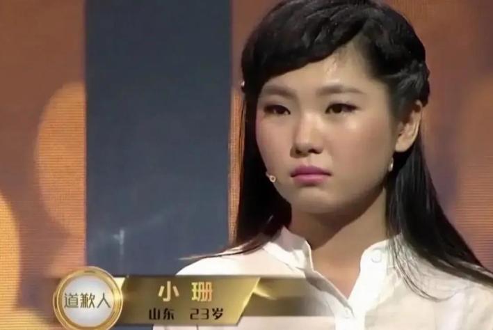 山东一女孩父亲去世，母亲瘫痪，她辍学打工，一陌生男子资助她上大学，谁知，201