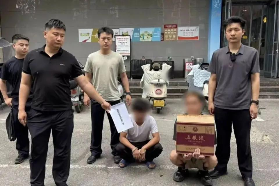 🌞超市三天狂卖13万高档白酒，本以为天降大单，店员越看越慌直接报警，背