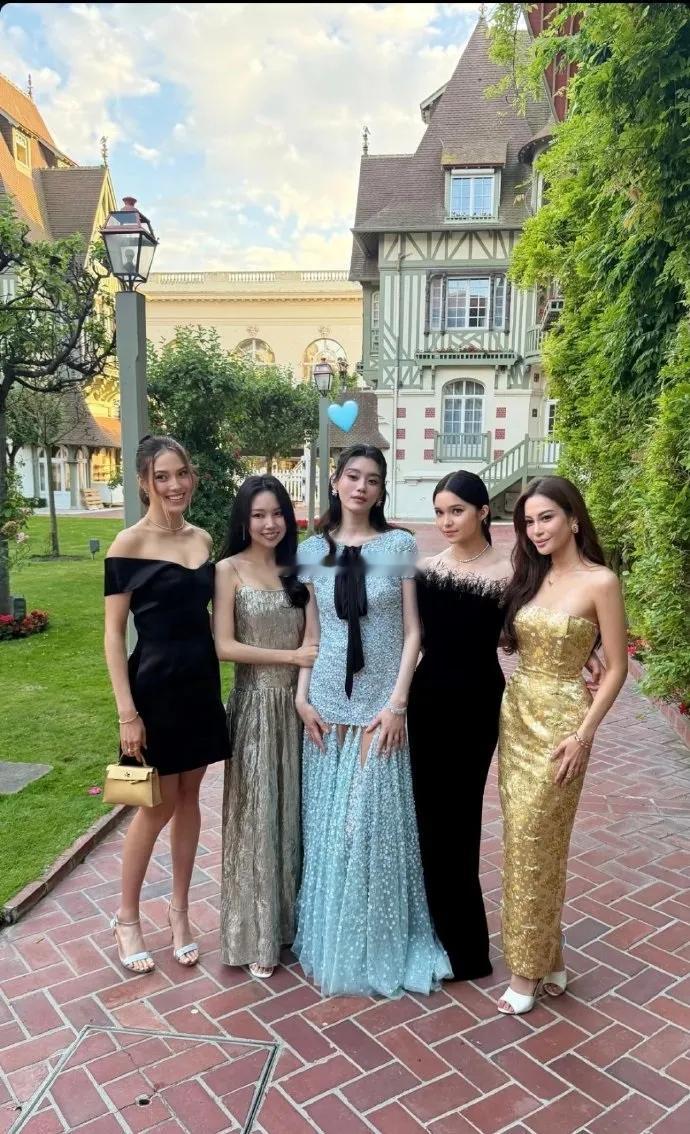 谷爱凌亮相奚梦瑶的订婚宴，两位美女站在一起很有姐妹范儿，还都像模特。