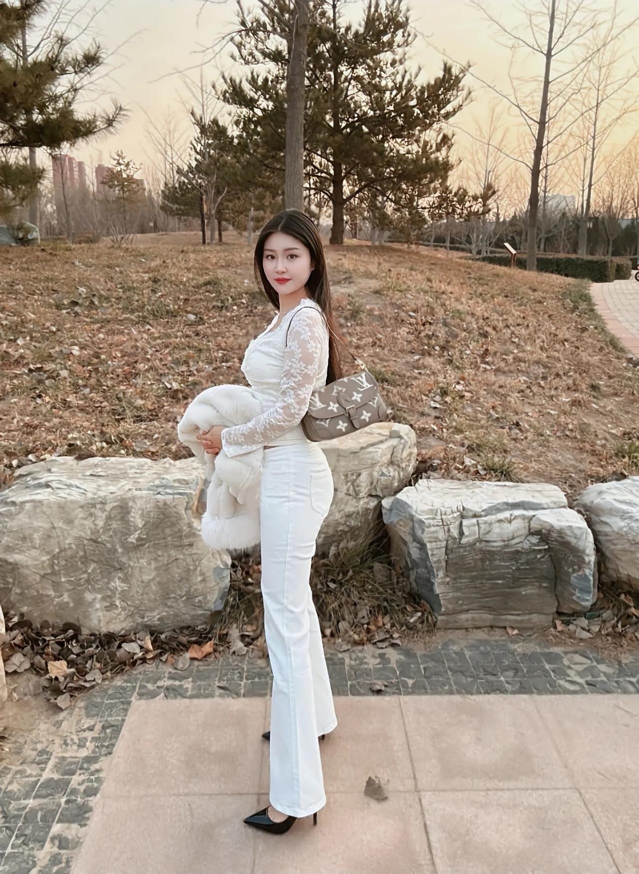 冬日暖阳下，白衣少女与毛绒外套的温馨邂逅。