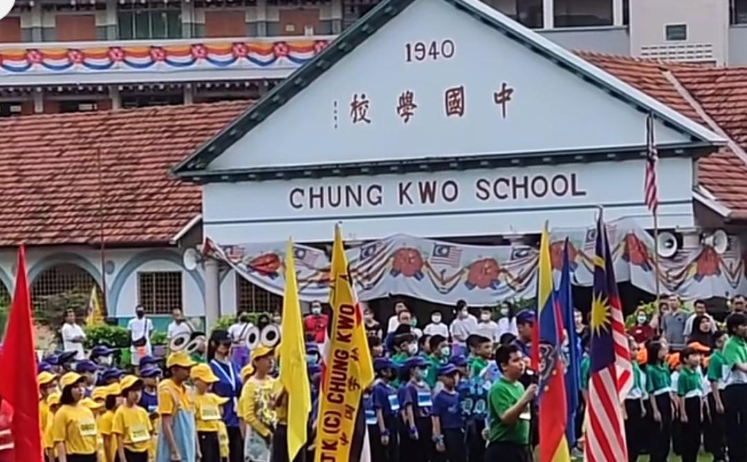 同为华人，可大马华人与新加坡华人却迥然相异。大马华人冲破重重阻碍，世代坚持说华