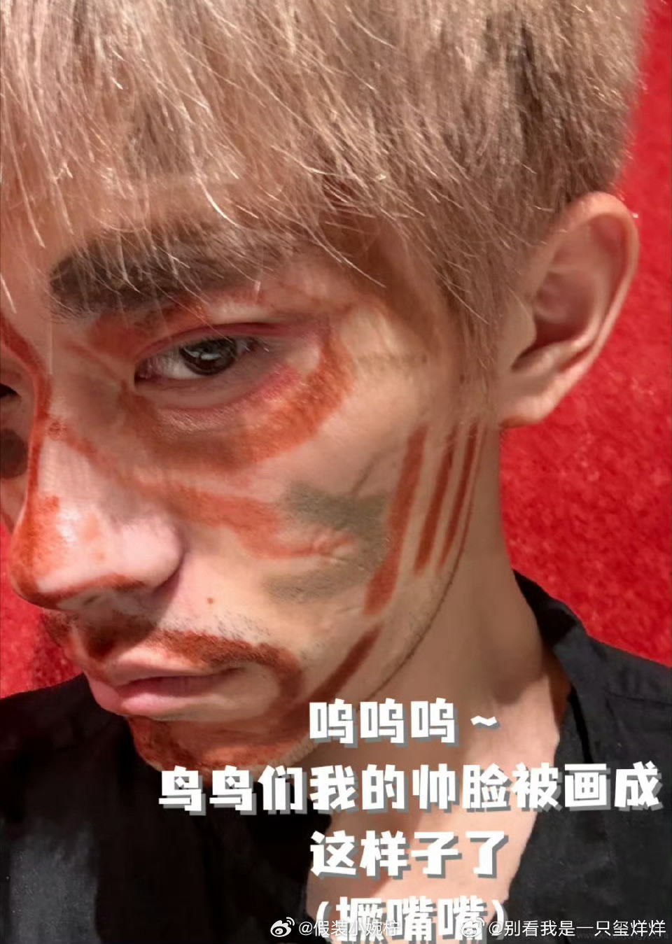 易烊千玺在个人网站突袭发布素颜自拍，脸上点缀彩色涂鸦，嘴角晕染的随意效果被调侃