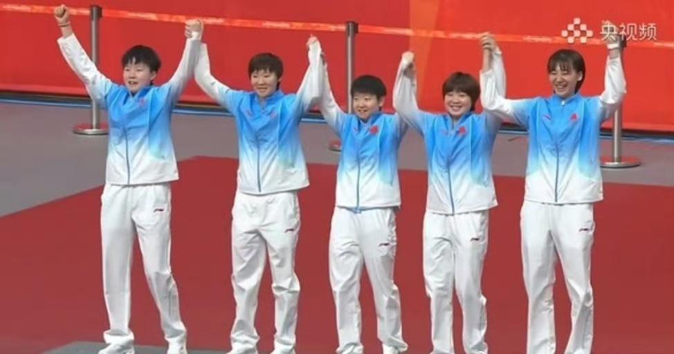 乒乓球女团颁奖仪式！亚奥理事会委员、前国乒选手丁宁为国乒女团五名女孩子颁奖[赞