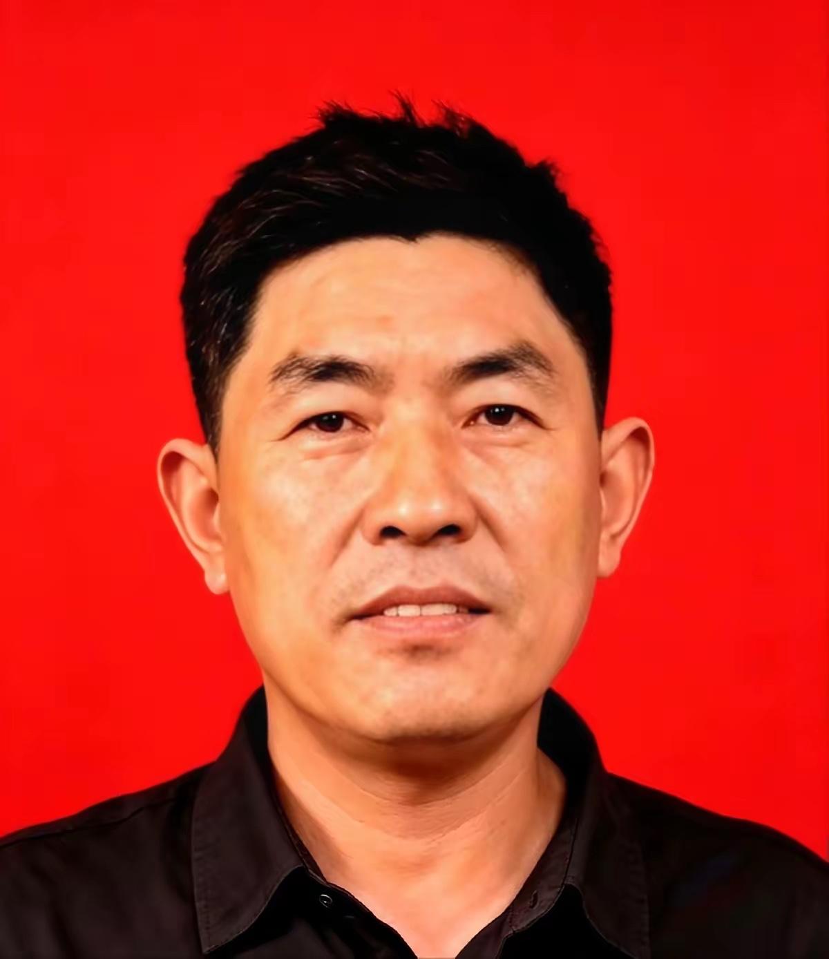 “砍！”渔民罗世明一声吼，手里刀光一闪，直接把十几万的渔网从船头斩断！船上人全