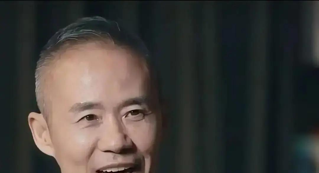 田朴珺在沙龙现场突然回头问邓文迪怎么看王石，全场瞬间安静。邓文迪没接话，起身理