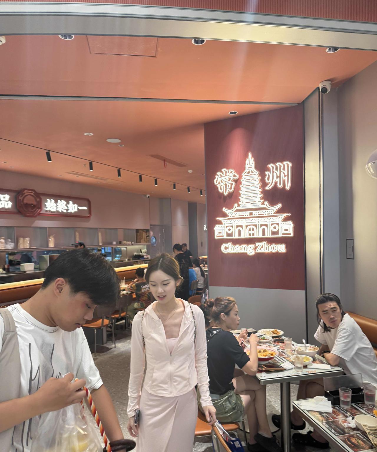 今天碰到了表妹，不敢和她打招呼，欠我钱不还
