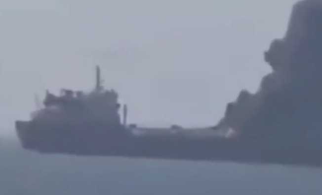 美国和伊朗联手袭击霍尔木兹海峡船只，海湾各国惊得目瞪口呆，这tnnd，谁也架不住两国一起袭击啊！中国