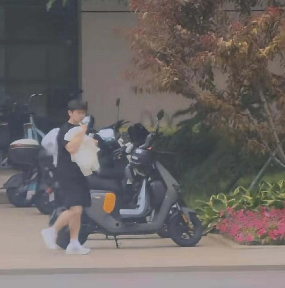 孙颖莎今日中午体总下训，背着个大挎包的孙颖莎今天的下训路上一直用手机发语音。目
