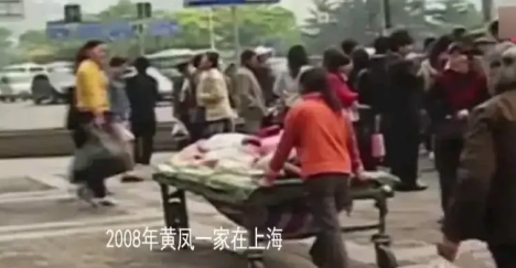 2001年，安徽，男子工作时摔成高位截瘫，妻子受不了苦，丢下他和5岁的女儿改嫁，