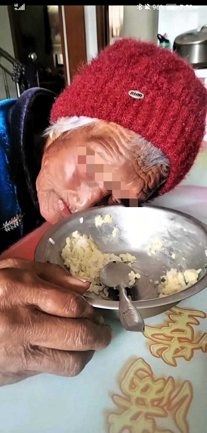 痛心！心痛如刀割。母亲正吃着饭，毫无征兆地趴在桌上，没有了反应。儿子连声呼唤母亲