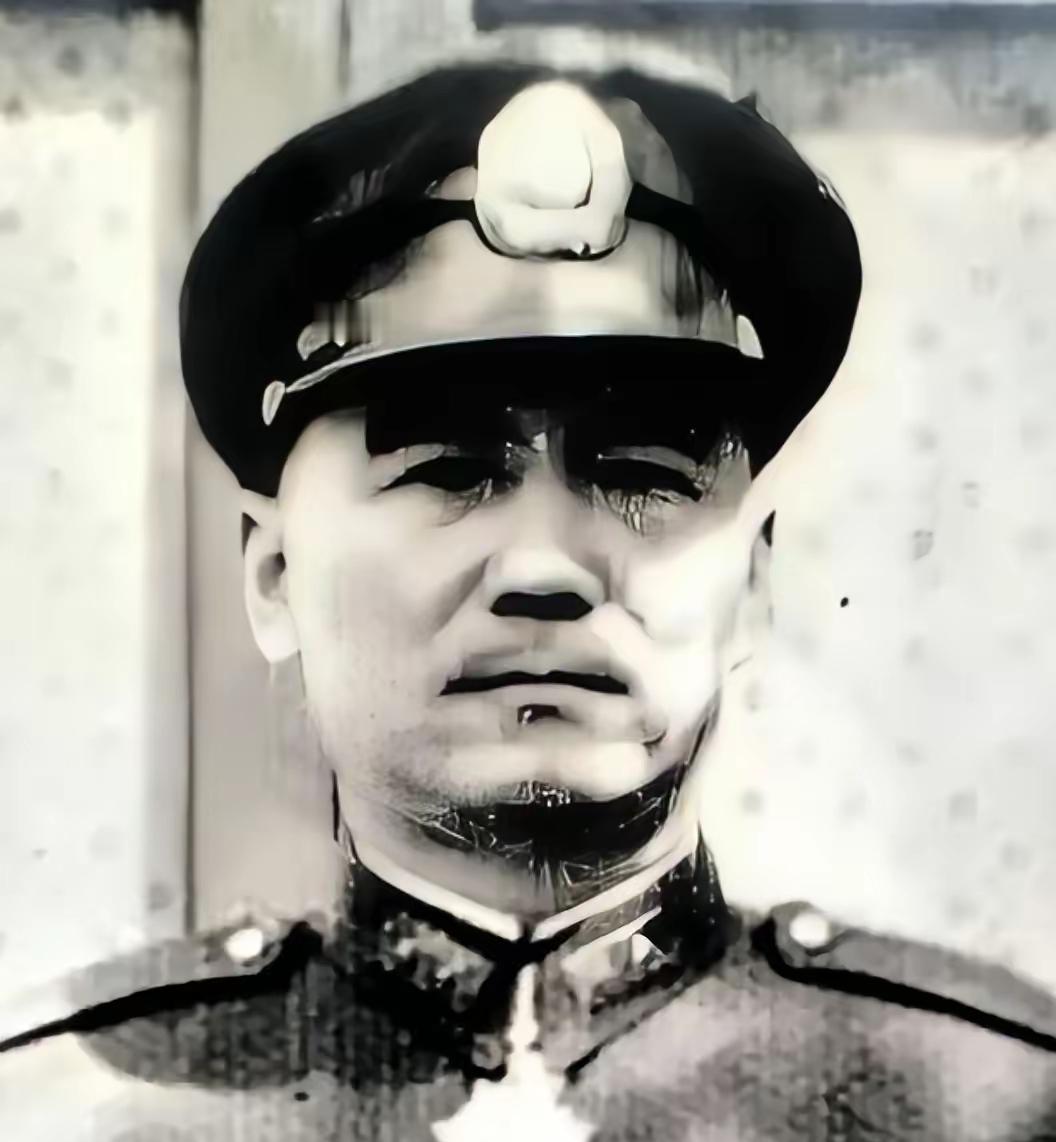 1949年，国军30军军长鲁崇义准备起义，但参谋长何沧浪听完，却红着脸，说：“军