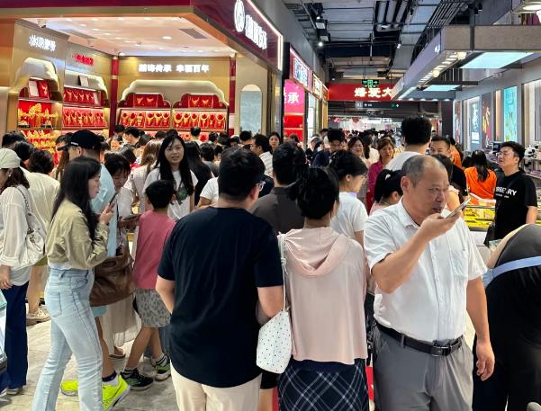 520到了，黄金柜台开始排队。但如今年轻人买金，不再只看克重，而是看设计和性价比