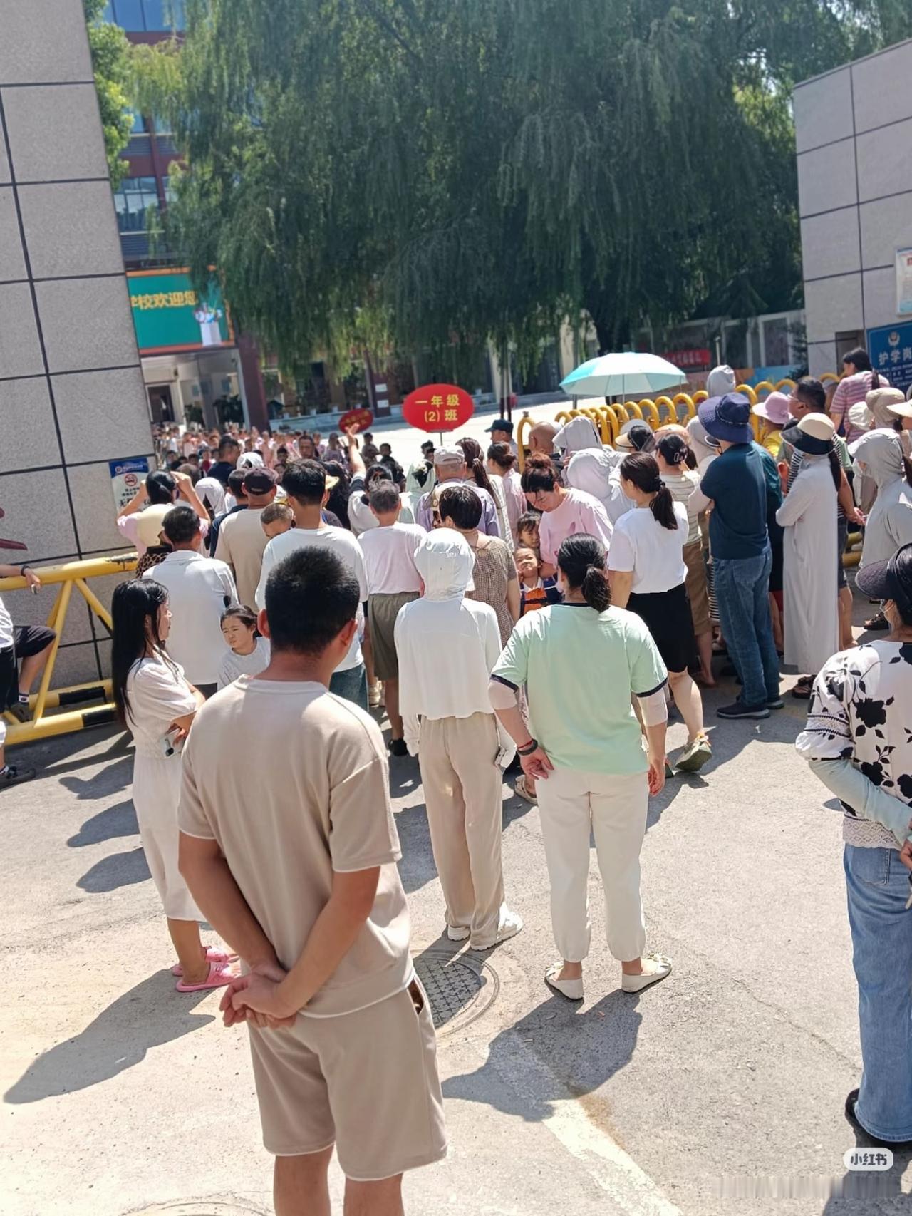 开学才短短六七天，很多家长已经彻底扛不住了。有个班级群直接炸锅，一位妈妈情