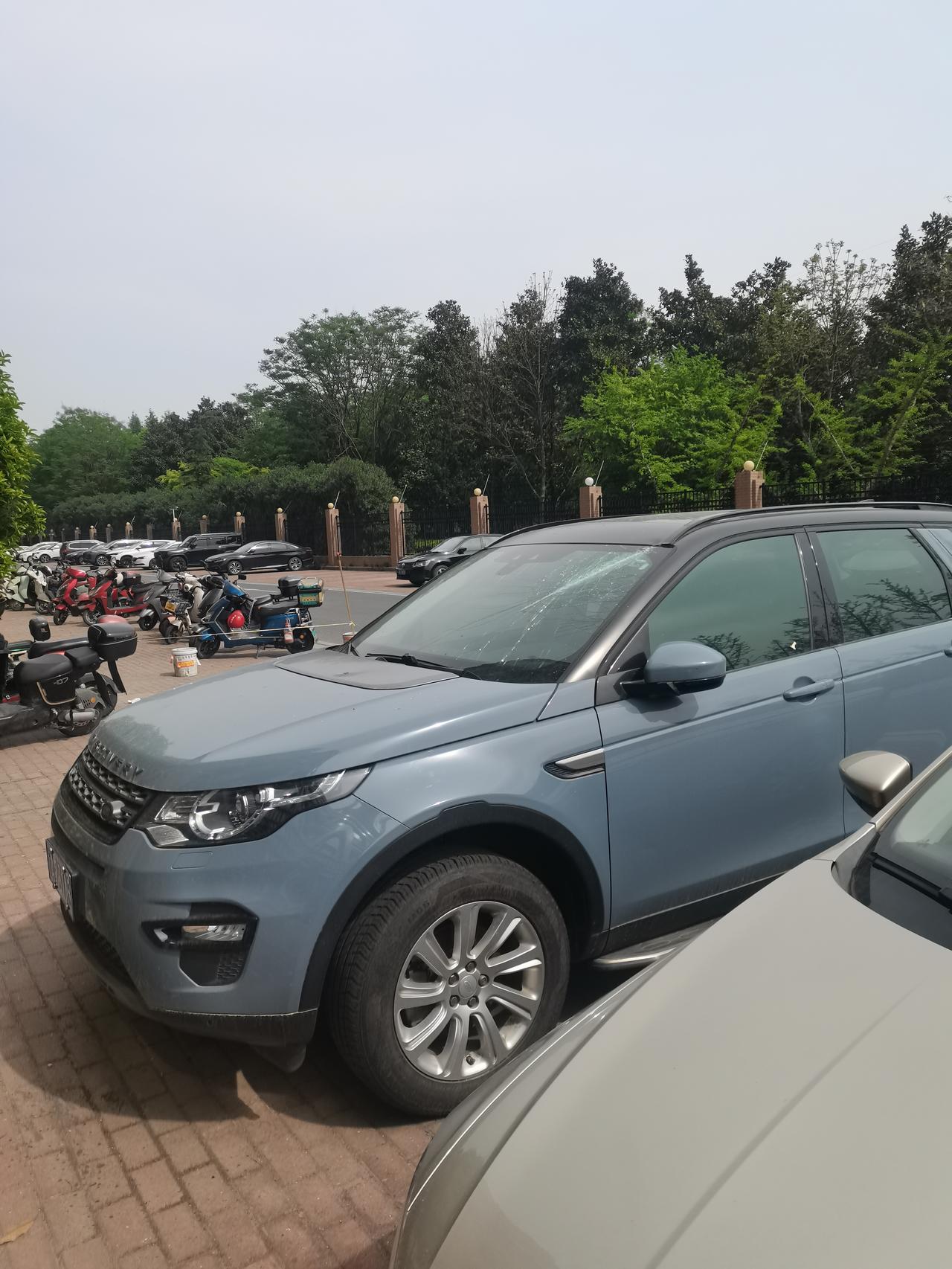 这啥垃圾物业，车子被砸，物业不闻不问，催物业费比什么都积极，遇事啥都不管