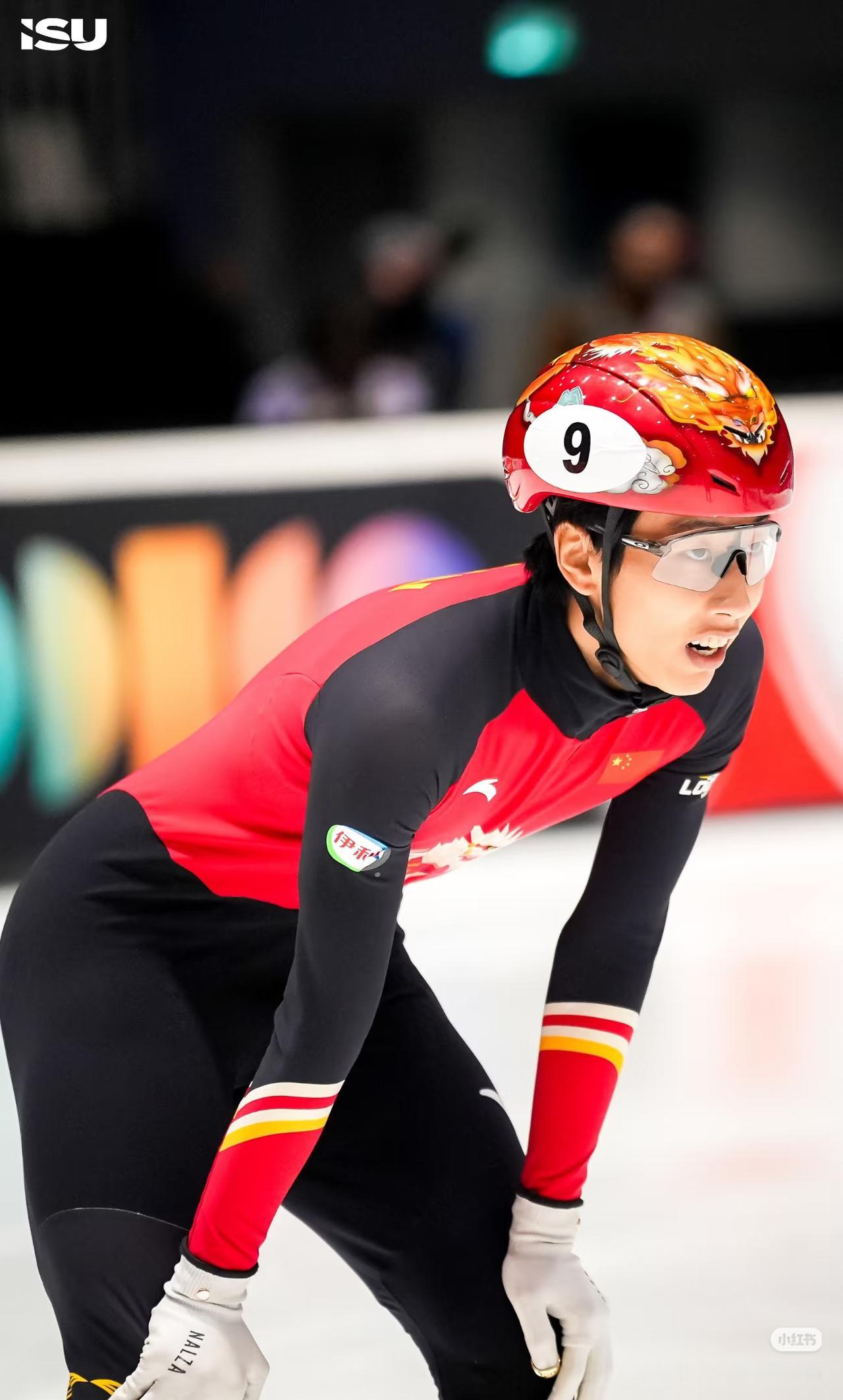 米兰冬奥会短道速滑男子1500决赛中，孙龙受伤。赛后孙龙接受缝针治疗，伤口在膝盖