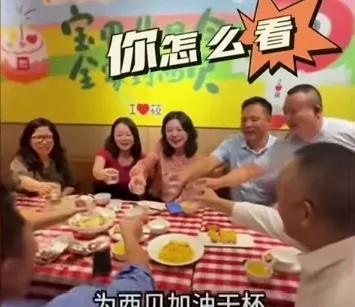 这群人是干嘛的？西贝餐厅内一帮“顾客”喊口号，力挺西贝。其中一男子表示：“先