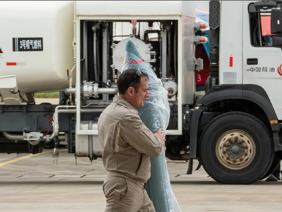 俄罗斯勇士表演队采购产“DF-5C”珍贵影像，这孩子怎么啥都往家搬！人家都买酒，