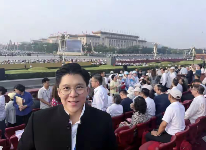 93大阅兵那场面，真叫一个震撼！能受邀去现场观看的可都是有大功绩的人。霍英东家族
