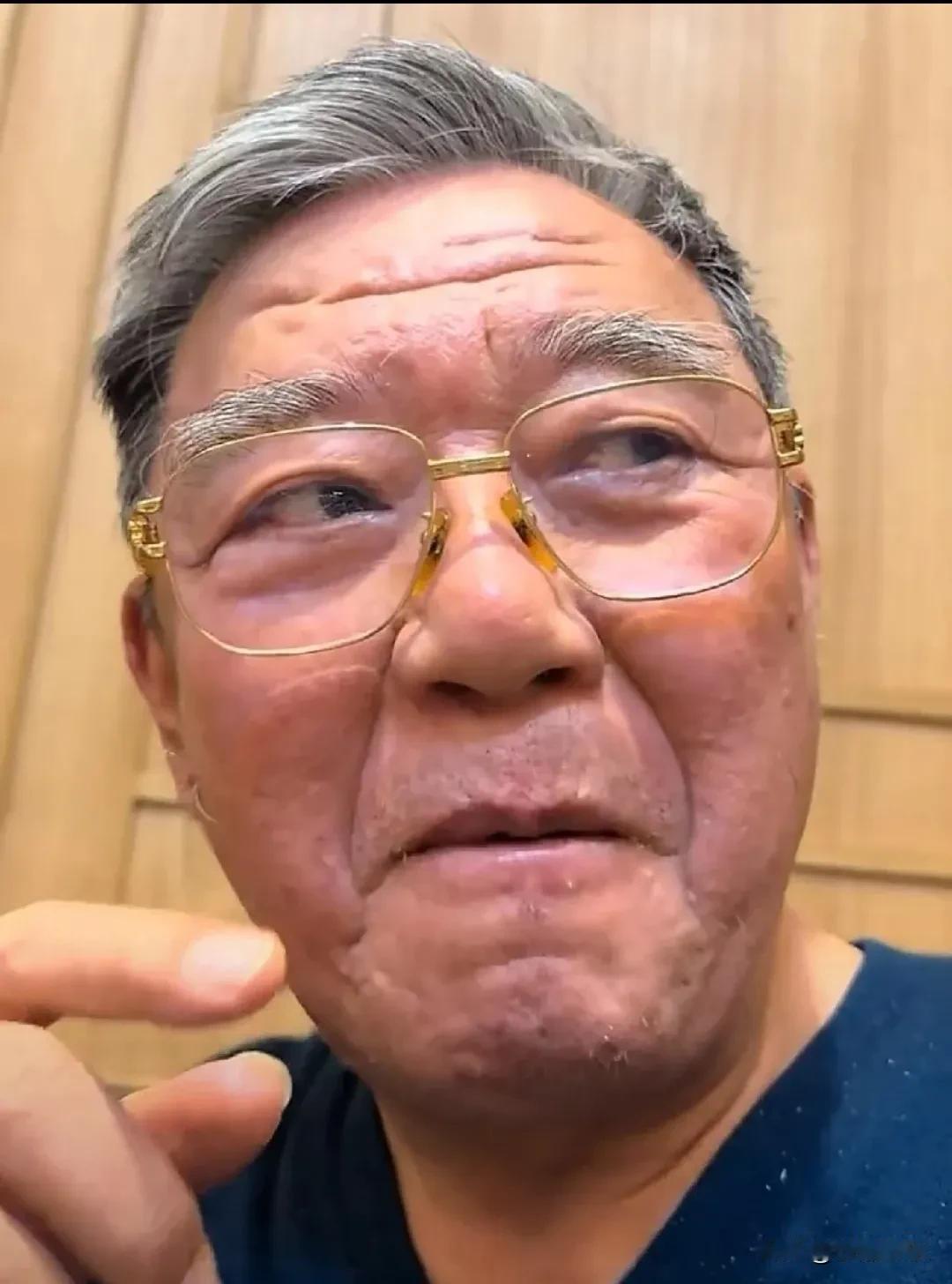 李立群，同学聚会曝光！3月17日，“老戏骨”李立群又在网上晒日常了！这次放