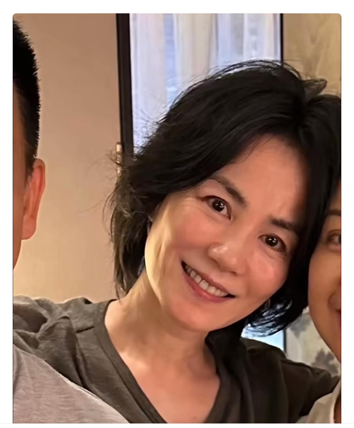 王菲未修生图曝光！这才是57岁真实的样子法令纹不深，最先老的是眼睛，跟谢贤