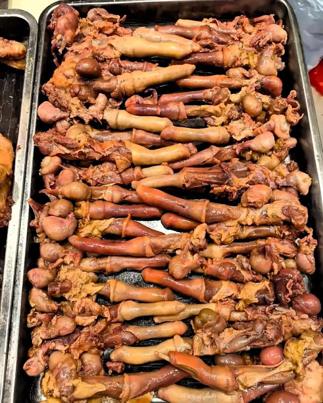 瞧见个小姑娘在卖东西，我就凑上去问：“这是啥呀，咋卖的？”小姑娘腼腆地回我：