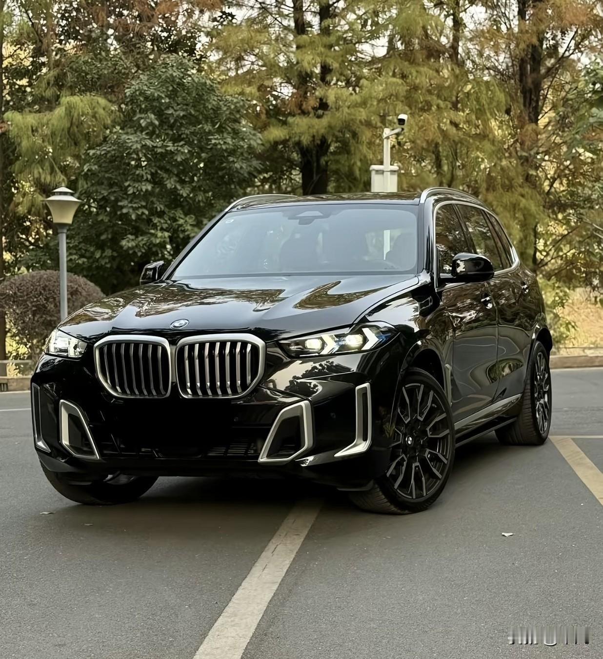 今天有哥们问，宝马X53.0T落地快80万，贵不贵？值不值得硬上？贵，确实