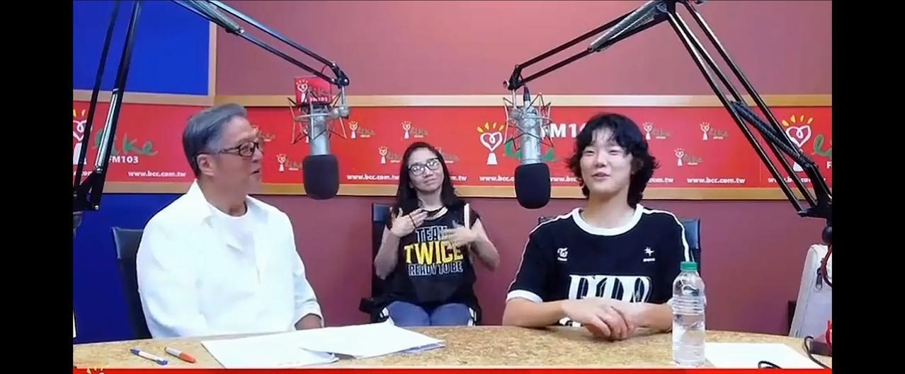 王伟忠才不管那么多呢，该采访谁，就采访谁，没想到的是，他还采访了陶晶莹的女儿，当