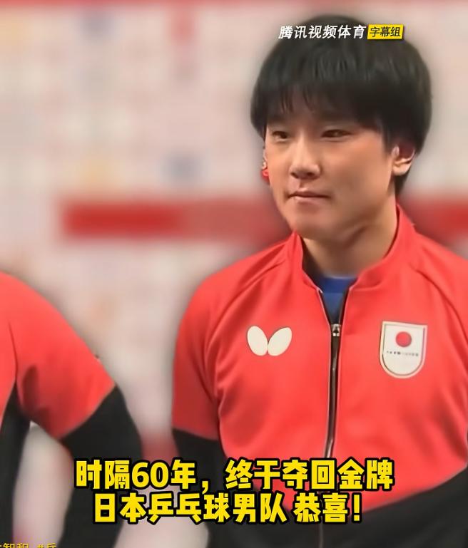 日本男团夺冠后，播放日本国歌时，日本男队其他队员嘴巴紧闭，张本智和放开嗓子高唱，