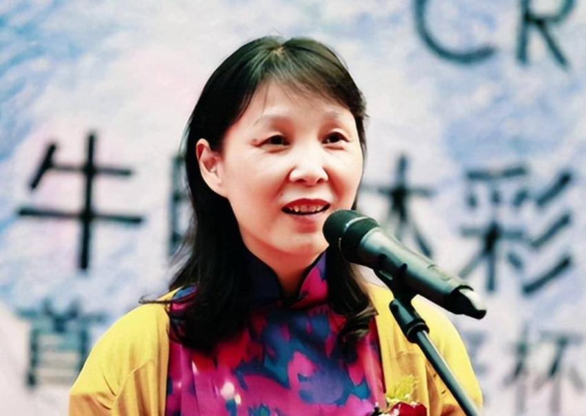 杜建英越界才心梗的！杜建英在娃哈哈的处境有点难。原本是高管，却因为越