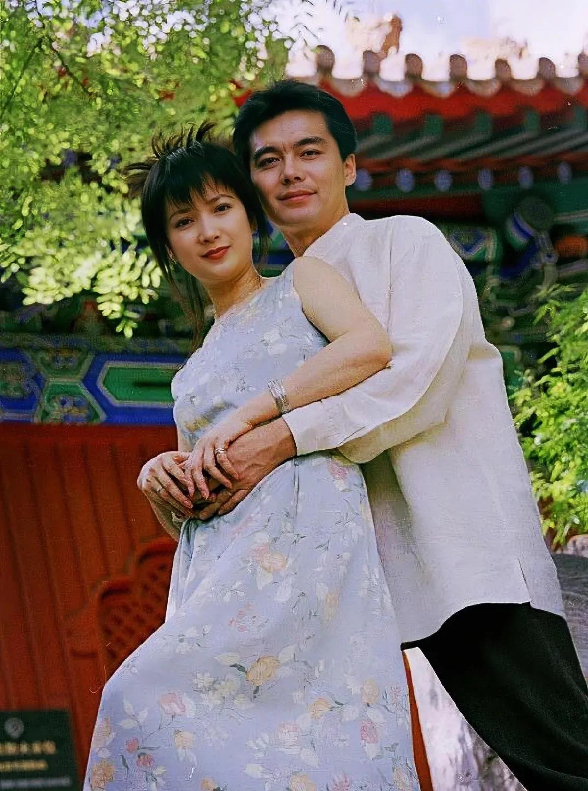 何晴和许亚军真的配一脸，男帅女美，可惜了。#何晴照片#