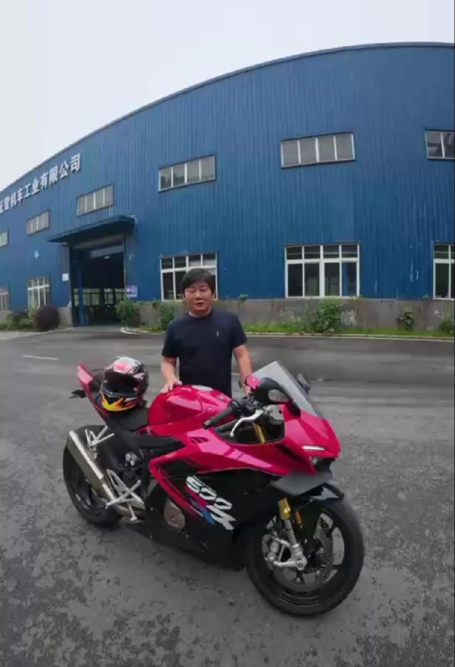 张雪在葡萄牙拿了双冠，台下还没庆祝完，他自己先泼了盆冷水。他说，夺冠的车，轴瓦和