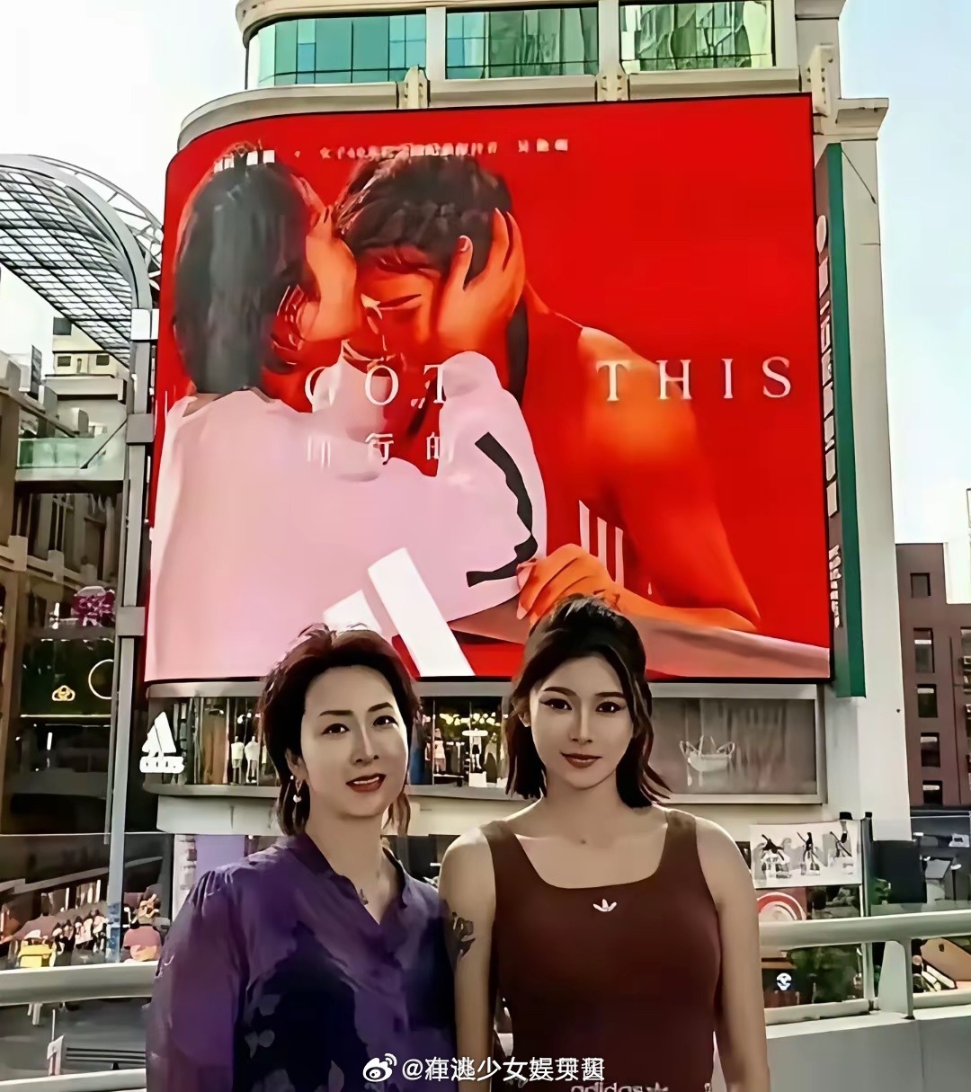 吴艳妮才是更早的王诗龄吧，妈妈有钱养出来的小孩漂亮又有气质。她妈妈长相大气又曾是