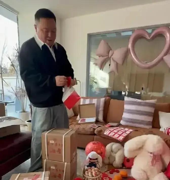 剧组片场，郭麒麟抱着碗坨掉的冷面，阎鹤祥看见了啥也没说，默默给他倒了壶热水。这