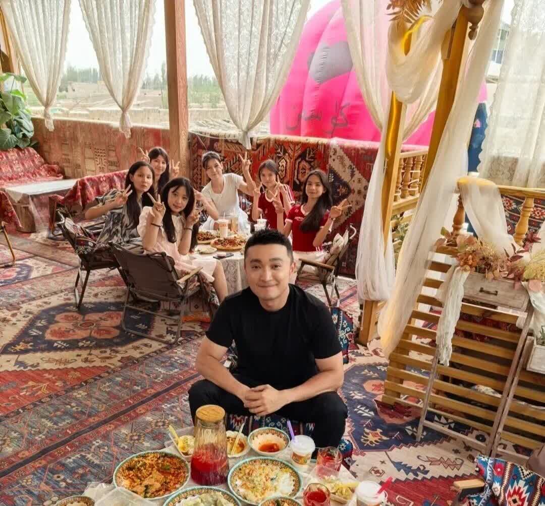 尼格买提和朋友们的聚餐，很是接地气，就吃一些平常的家常菜，和普通人一样。照片中，
