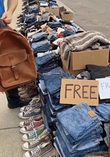 在美国，人们把不要的旧衣服、鞋子等摆在街上，需要的穷人可以免费拿。一个非洲人感慨