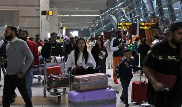 美国人现在“恐印”到什么程度了，由于工作签证问题，印度人急于返回美国，结果美国人
