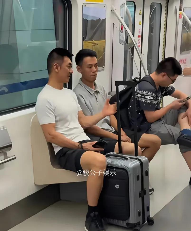 55岁的资深演员任天野近日在成都乘坐地铁被偶遇，一身休闲装扮清爽整洁，与一位男生