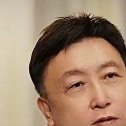 王晶在长春电影节直接撕开了影视圈的遮羞布：内地称得上职业导演的，就剩冯小刚和陈思诚。这老头前阵子刚因