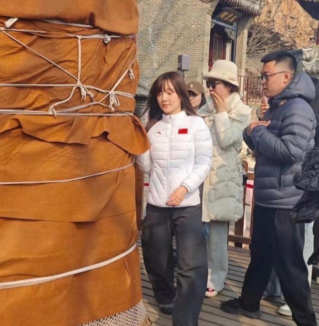 45岁的李小璐素颜在辽‏‏宁大﻿‏孤⁠山被偶遇，﻿‎没﻿了滤⁠镜，这次真实年龄一