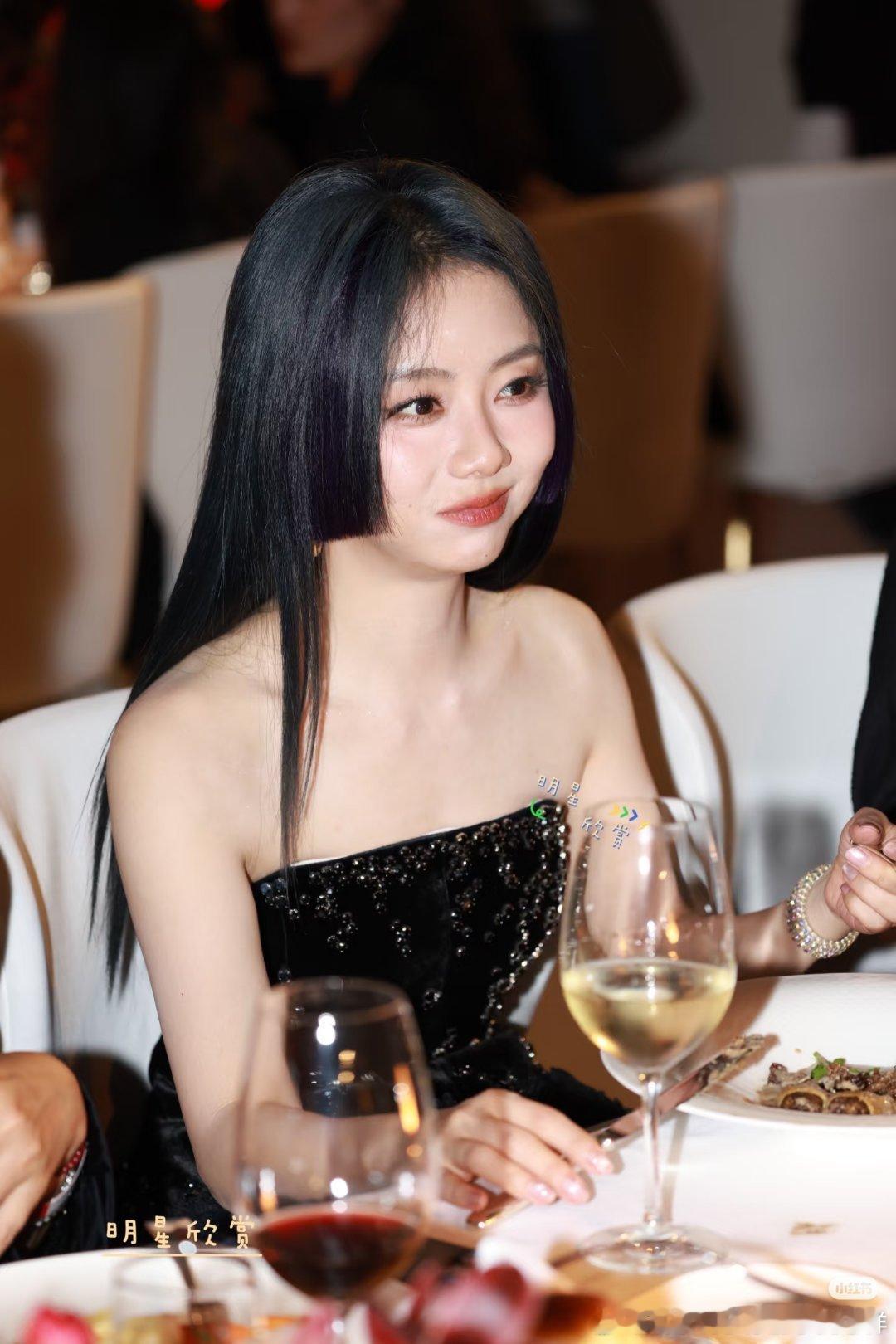 这发型太不适合她了……​​​